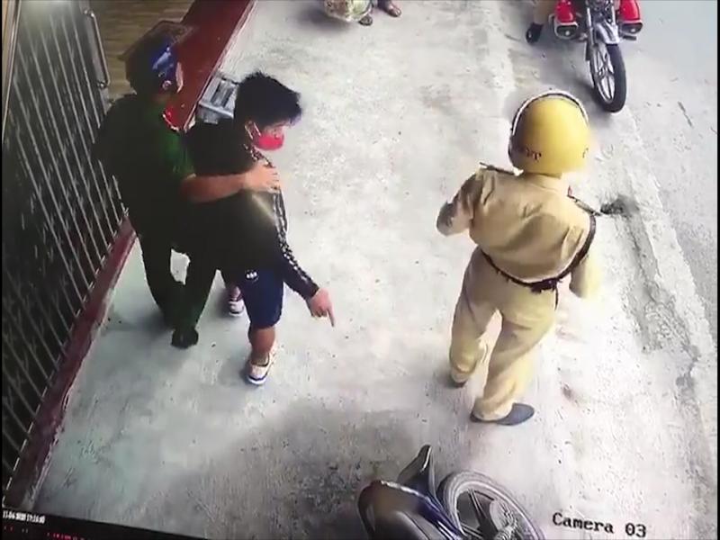 Nam thanh niên được đưa về cơ quan công an để kiểm tra và xử phạt Nam thanh niên được đưa về cơ quan công an để kiểm tra và xử phạt