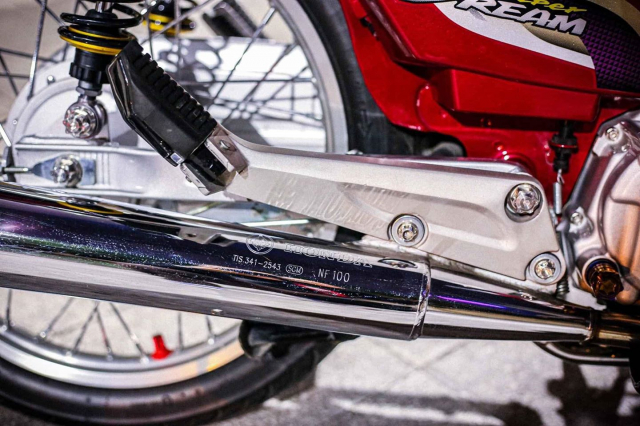 Ắt hẳn, một trong những điểm giá trị hàng đầu trên Honda Super Dream là lon pô nổi tiếng với cái tên Ắt hẳn, một trong những điểm giá trị hàng đầu trên Honda Super Dream là lon pô nổi tiếng với cái tên pô 2543 huyền thoại tạo ra tiếng nổ trầm ấm đầy hấp dẫn trên chiếc xe underbone này. Tất nhiên, các chi tiết trên lon pô này cũng được giữ gìn hết sức cẩn thận khi vẫn giữ được độ bóng bẩy và khả năng soi gương của nó.