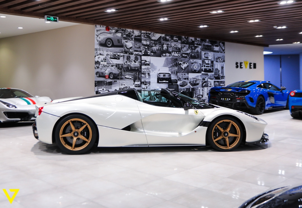 Không phải vì chán chiếc siêu xe triệu đô Ferrari LaFerrari Aperta hay thoả thuận muốn bán lại xe Ferrari LaFerrari Aperta phải sở hữu ít nhất 18 tháng, nếu muốn giao dịch trước thời hạn này chỉ một bên đáp ứng được nhu cầu chính là hãng Ferrari, mà vị đại gia sinh sống ở Bỉ muốn tạo ra 1 chiếc Ferrari LaFerrari Aperta có một không hai.