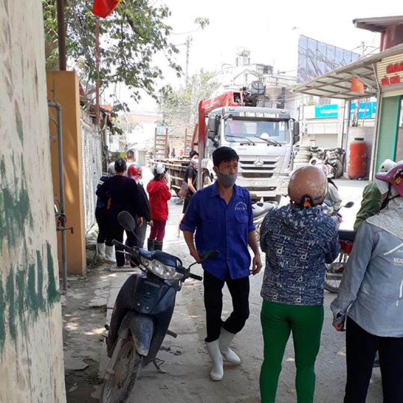 Người dân đứng xem vụ tai nạn Người dân đứng xem vụ tai nạn