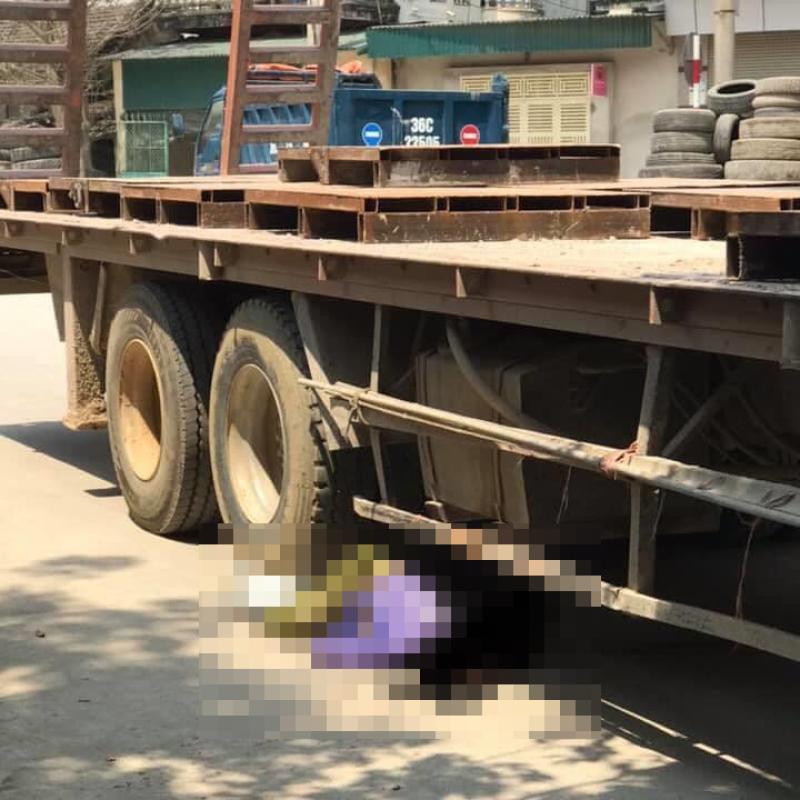 Người phụ nữ điều khiển xe đạp chết thảm dưới bánh xe đầu kéo Người phụ nữ điều khiển xe đạp chết thảm dưới bánh xe đầu kéo