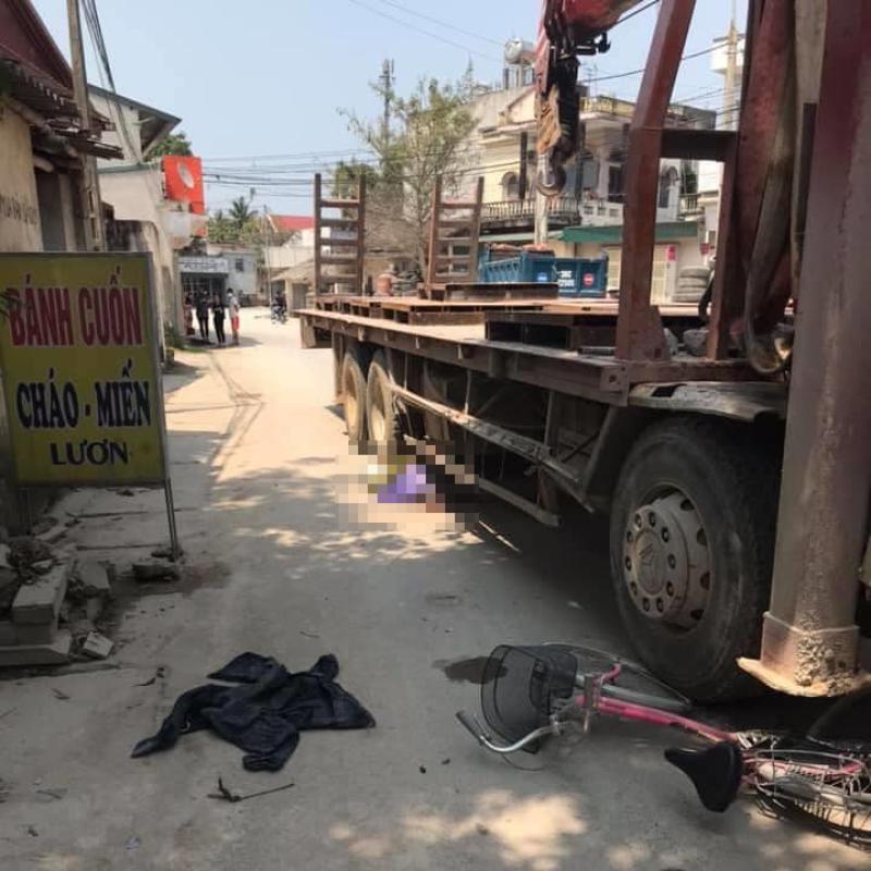 Hiện trường vụ va chạm giao thông giữa xe đạp và xe đầu kéo tại Thanh Hoá vào chiều hôm qua Hiện trường vụ va chạm giao thông giữa xe đạp và xe đầu kéo tại Thanh Hoá vào chiều hôm qua