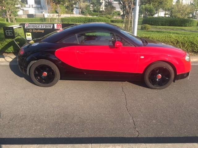 Bên sườn của chiếc Bugatti Veyron nhái Bên sườn của chiếc Bugatti Veyron nhái