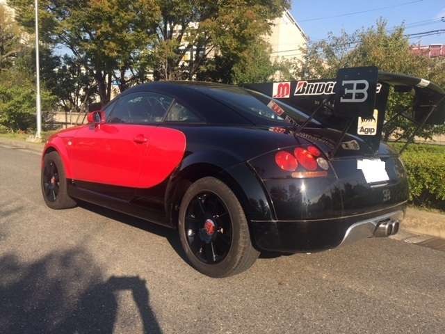 Phía sau của chiếc Bugatti Veyron nhái Phía sau của chiếc Bugatti Veyron nhái