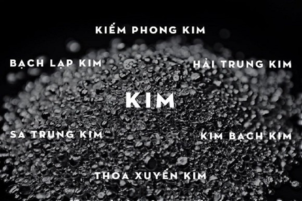 Mệnh Kim gồm 6 nạp âm là Bạch Lạp Kim, Kiếm Phong Kim, Hải Trung Kim, Thoa Xuyến Kim, Kim Bạch Kim, Sa Trung Kim