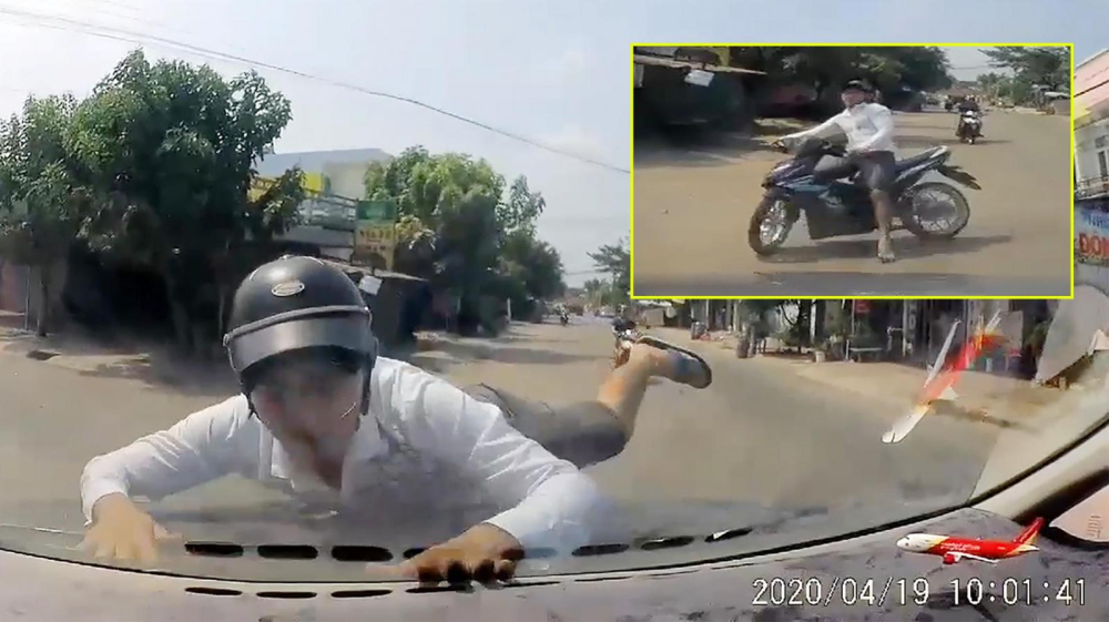 Video: "Soái ca" sơ mi trắng "drift" xe máy điệu nghệ trước khi đâm thẳng  vào đầu xe ô tô
