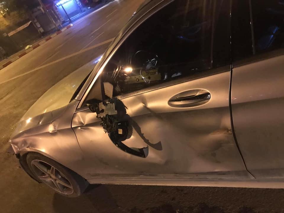 Chiếc ô tô Mercedes-Benz biến dạng sườn xe bên trái Chiếc ô tô Mercedes-Benz biến dạng sườn xe bên trái