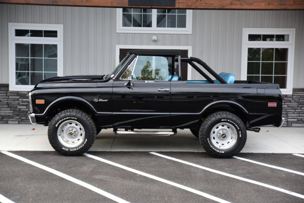 Bên sườn của chiếc Chevrolet Blazer K5 1972 phục chế bởi Ringbrothers Bên sườn của chiếc Chevrolet Blazer K5 1972 phục chế bởi Ringbrothers