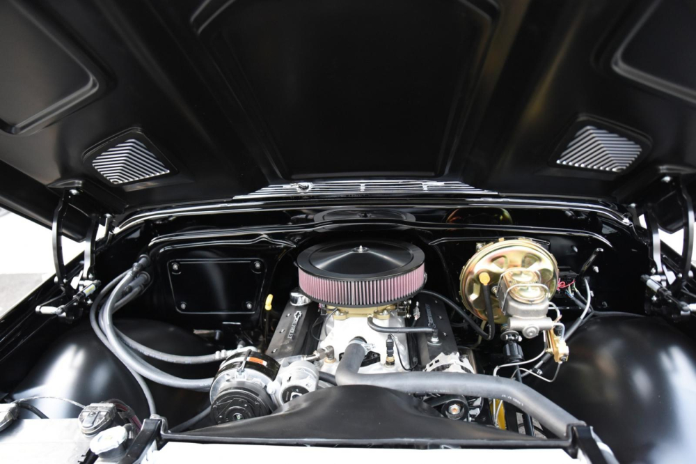 Hệ thống động cơ của chiếc Chevrolet Blazer K5 1972 phục chế bởi Ringbrothers Hệ thống động cơ của chiếc Chevrolet Blazer K5 1972 phục chế bởi Ringbrothers