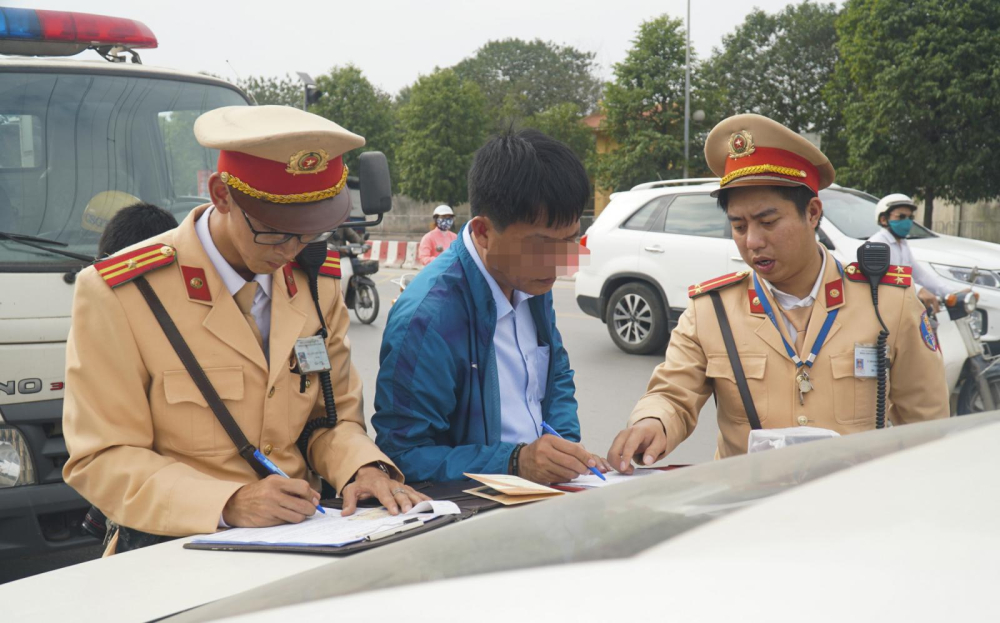 Nếu không giải trình được mình không phải là người điều khiển tại thời điểm phương tiện cho mượn bị “phạt nguội”, chủ xe sẽ bị phạt theo đúng quy định Nếu không giải trình được mình không phải là người điều khiển tại thời điểm phương tiện cho mượn bị “phạt nguội”, chủ xe sẽ bị phạt theo đúng quy định