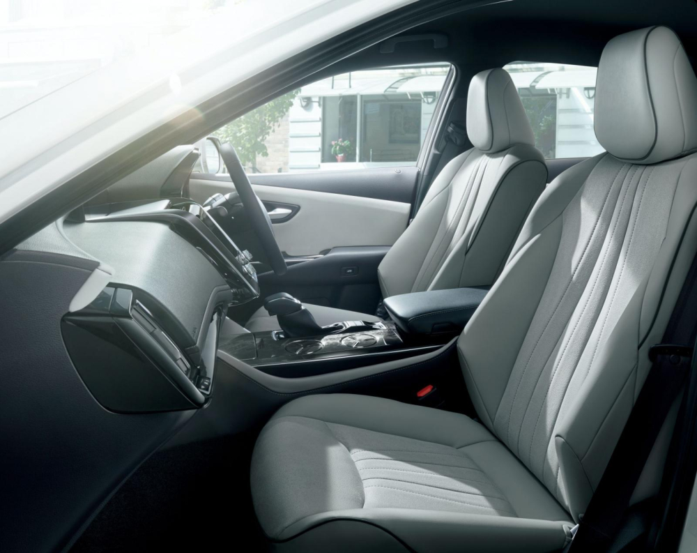 Ghế ngồi của Toyota Crown Elegance Style II 2020 được bọc bằng da tổng hợp
