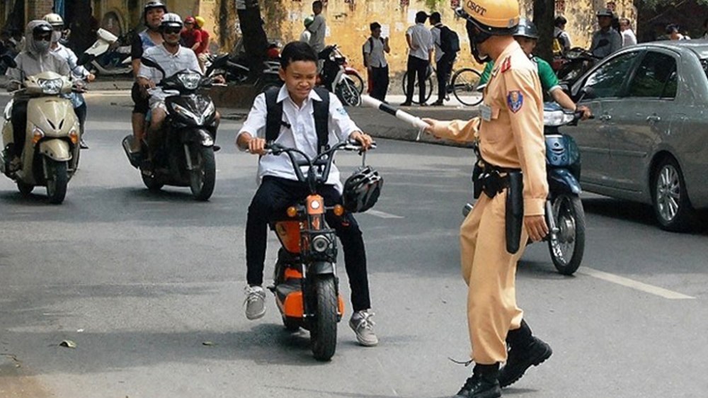 Đề xuất mới yêu cầu người điều khiển xe máy điện cũng cần phải có bằng lái xe Đề xuất mới yêu cầu người điều khiển xe máy điện cũng cần phải có bằng lái xe