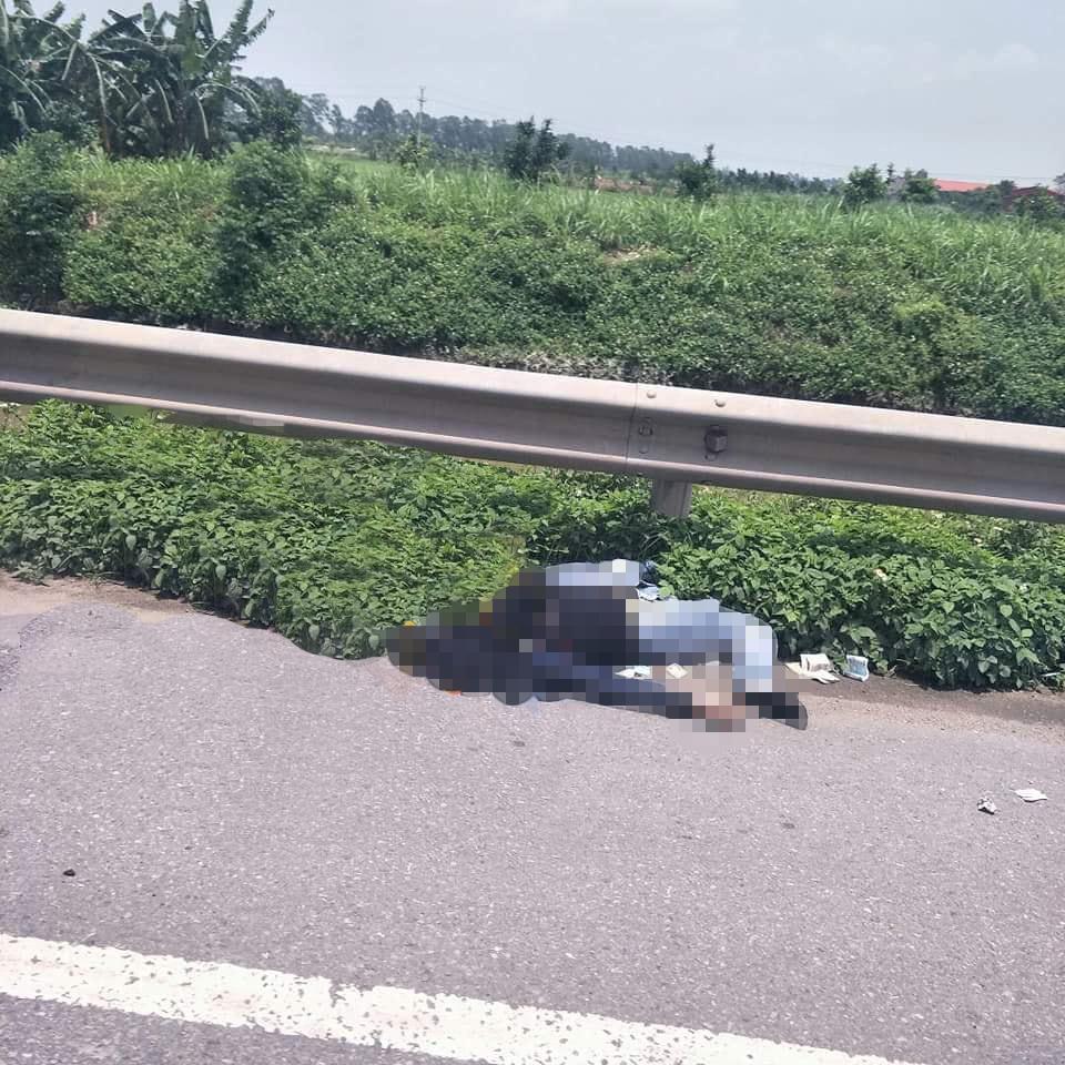 Thi thể của nạn nhân nằm bên lề đường Thi thể của nạn nhân nằm bên lề đường