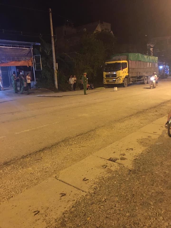 Lực lượng chức năng có mặt tại hiện trường vụ tai nạn sau khi sự việc xảy ra Lực lượng chức năng có mặt tại hiện trường vụ tai nạn sau khi sự việc xảy ra