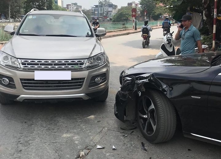 Hiện trường vụ va quẹt giao thông của Mercedes-Benz E200 với chiếc SUV có gắn logo Land Rover trên lưới tản nhiệt Hiện trường vụ va quẹt giao thông của Mercedes-Benz E200 với chiếc SUV có gắn logo Land Rover trên lưới tản nhiệt