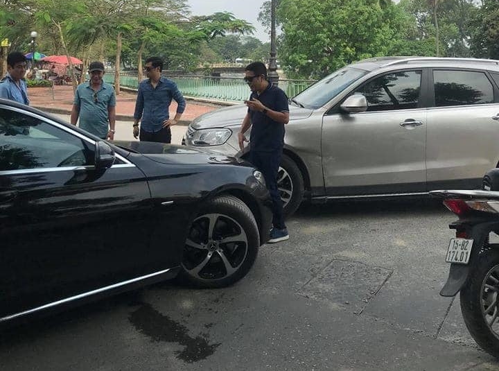 Cả 2 chiếc xe đều bị thiệt hại nặng. Chiếc SUV lạ gắn logo Land Rover là Zotye T600 Cả 2 chiếc xe đều bị thiệt hại nặng. Chiếc SUV lạ gắn logo Land Rover là Zotye T600