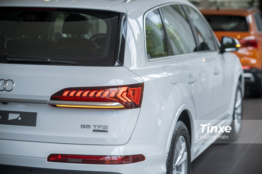Đèn hậu phía sau của Audi Q7 cũng đã được tái thiết kế thanh mảnh hơn và đồng bộ với thiết kế đèn chiếu sáng phía trước.