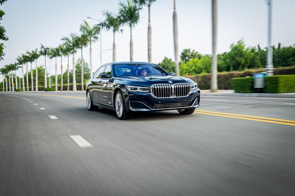 BMW 740Li Pure Excellence 2020 sử dụng bộ mâm 20 inch mạ crôm đi kèm lốp run-flat BMW 740Li Pure Excellence 2020 sử dụng bộ mâm 20 inch mạ crôm đi kèm lốp run-flat