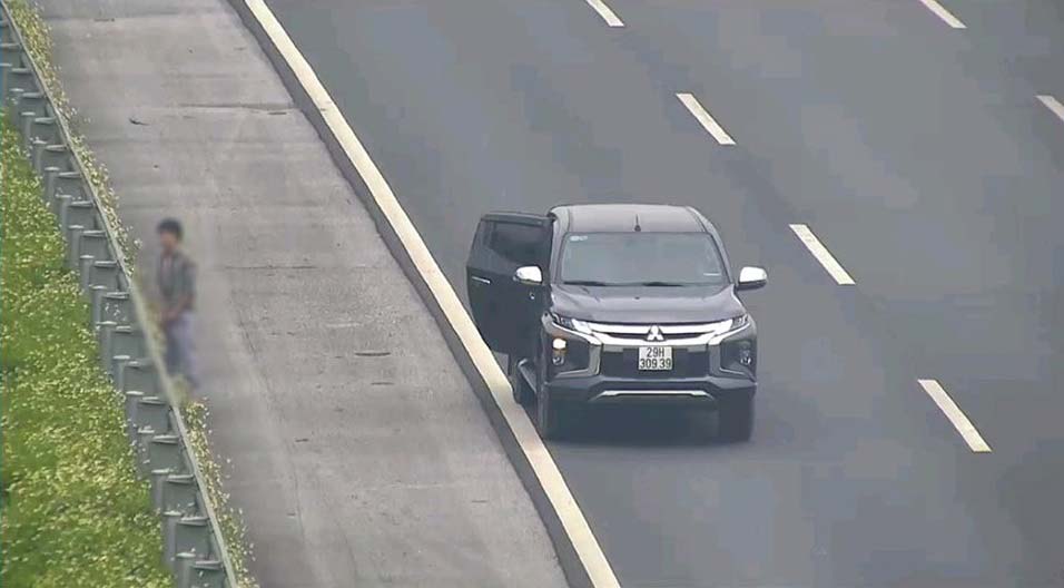 Hình ảnh người lái chiếc ô tô Mitsubishi dừng trên cao tốc Hà Nội - Hải Phòng để đi vệ sinh Hình ảnh người lái chiếc ô tô Mitsubishi dừng trên cao tốc Hà Nội - Hải Phòng để đi vệ sinh