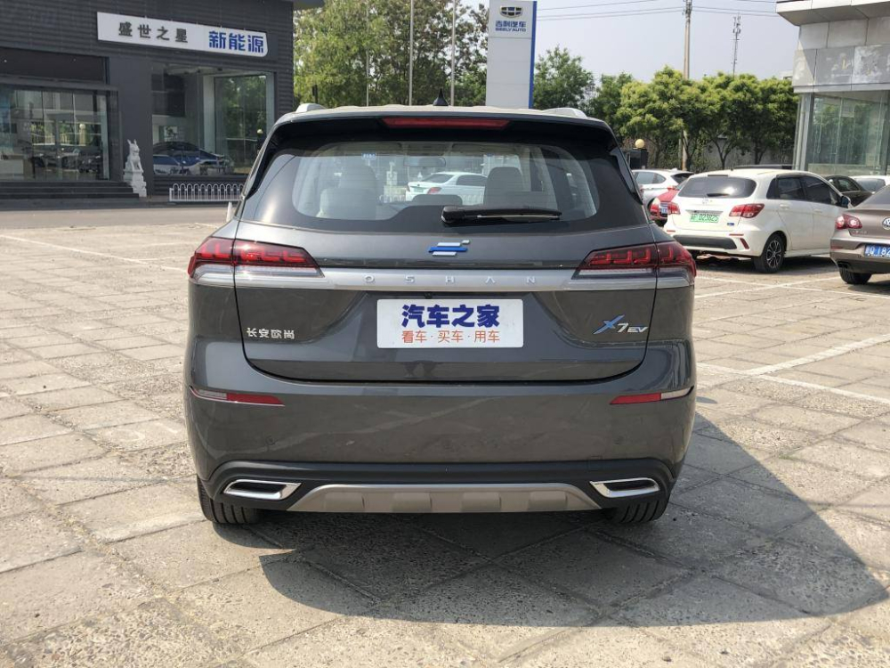 Dù là xe điện song chiếc xe mang chi tiết thiết kế ống xả giả Dù là xe điện song chiếc xe mang chi tiết thiết kế ống xả giả
