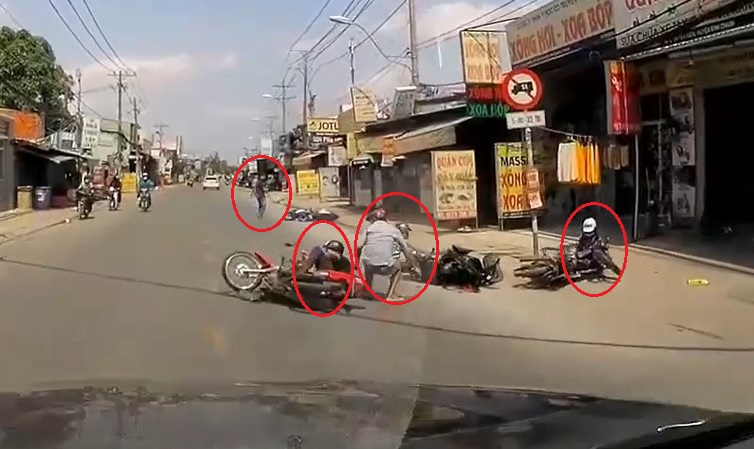 Vụ tai nạn liên hoàn này liên quan đến 5 người đi xe máy Vụ tai nạn liên hoàn này liên quan đến 5 người đi xe máy