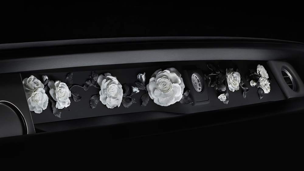 Hoa hồng đã từng được đưa lên The Gallery trên Rolls-Royce Phantom VIII. Hoa hồng đã từng được đưa lên The Gallery trên Rolls-Royce Phantom VIII.