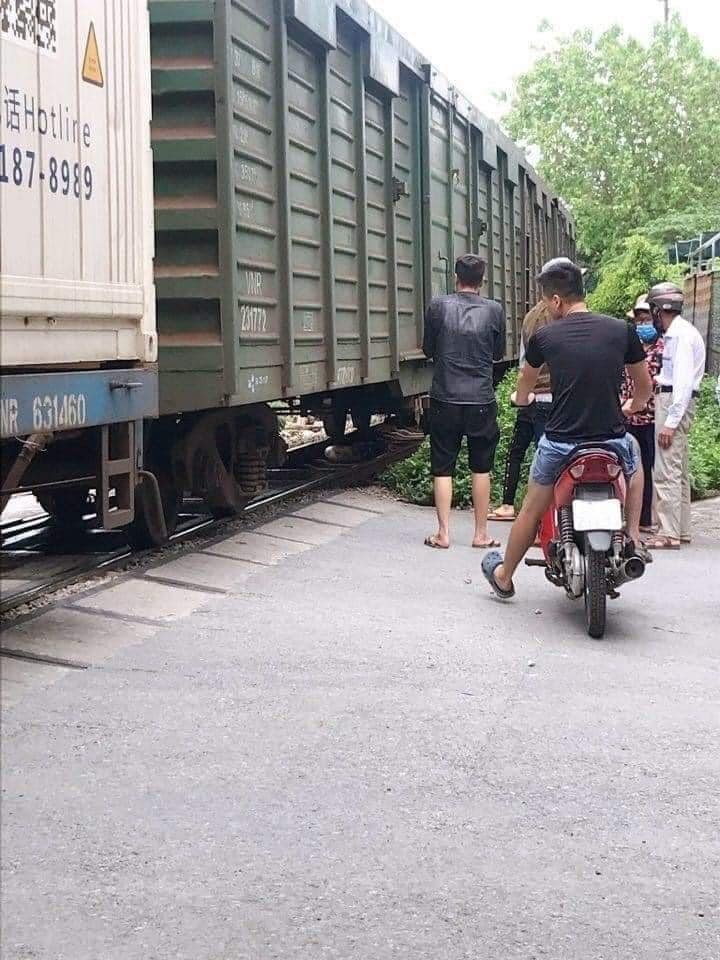 Hiện trường vụ tai nạn tàu hỏa gần chợ Thao Chính của thị trấn Phú Xuyên Hiện trường vụ tai nạn tàu hỏa gần chợ Thao Chính của thị trấn Phú Xuyên