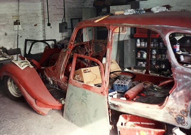 Ông ấy đưa nó về garage của mình và bắt đầu tiến hành phục chế Ông ấy đưa nó về garage của mình và bắt đầu tiến hành phục chế
