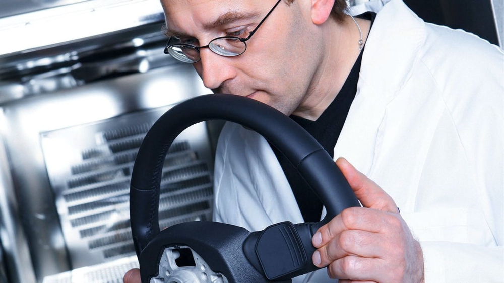 Hình ảnh một chuyên gia đánh giá mùi xe của Audi Hình ảnh một chuyên gia đánh giá mùi xe của Audi