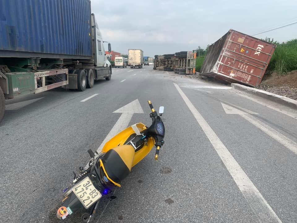 Chiếc xe container nằm đổ bên lề đường Chiếc xe container nằm đổ bên lề đường