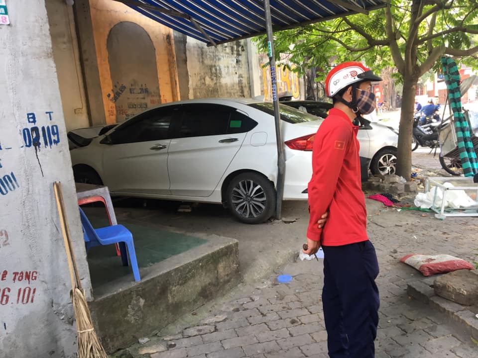 Thanh Hoa Honda City Lao Vao Hai Quầy Ban đồ ăn Sang Ben đường Khiến 2 Người Thương Vong