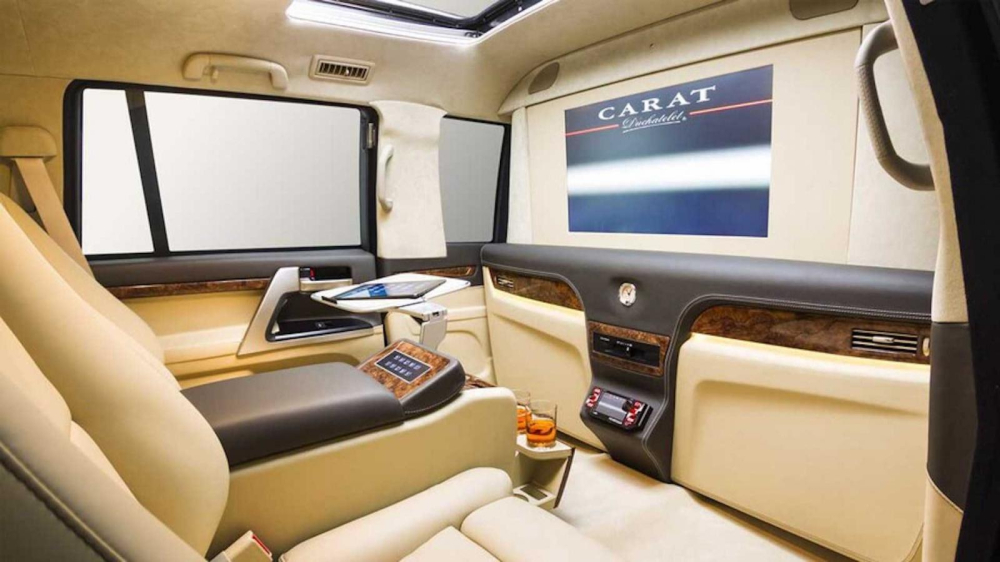 Xe có lắp đặt một màn hình giải trí lớn trên vách ngăn phía trước và sau Xe có lắp đặt một màn hình giải trí lớn trên vách ngăn phía trước và sau