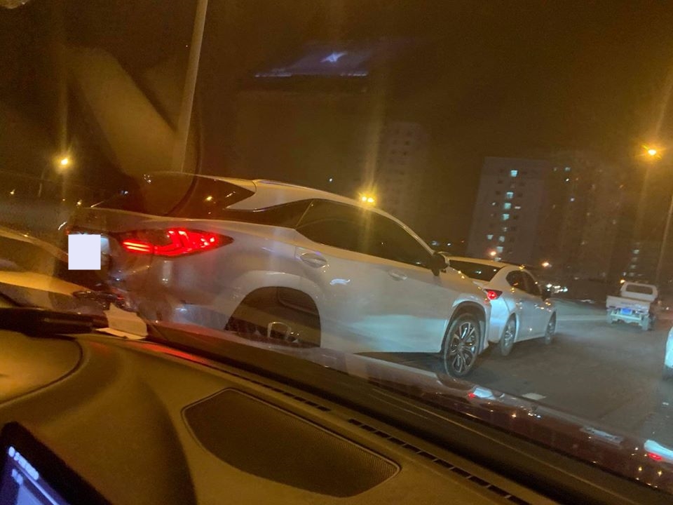 Chiếc Toyota màu bạc hư hỏng đầu xe khi tông vào đuôi xe Lexus RX