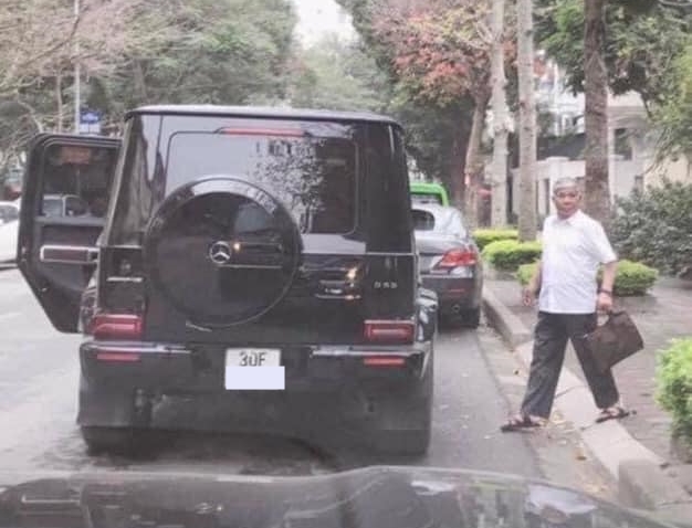 Ông Lê Thanh Thản cùng chiếc SUV hạng sang Mercedes-AMG G63 Edition One của mình Ông Lê Thanh Thản cùng chiếc SUV hạng sang Mercedes-AMG G63 Edition One của mình