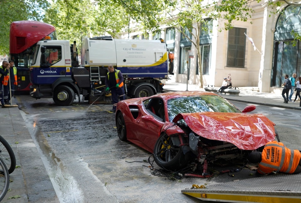 Chiếc Ferrari 488 GTB được đưa lên xe cứu hộ