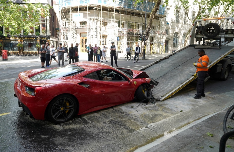 Phần đuôi xe của chiếc Ferrari 488 GTB không bị ảnh hưởng