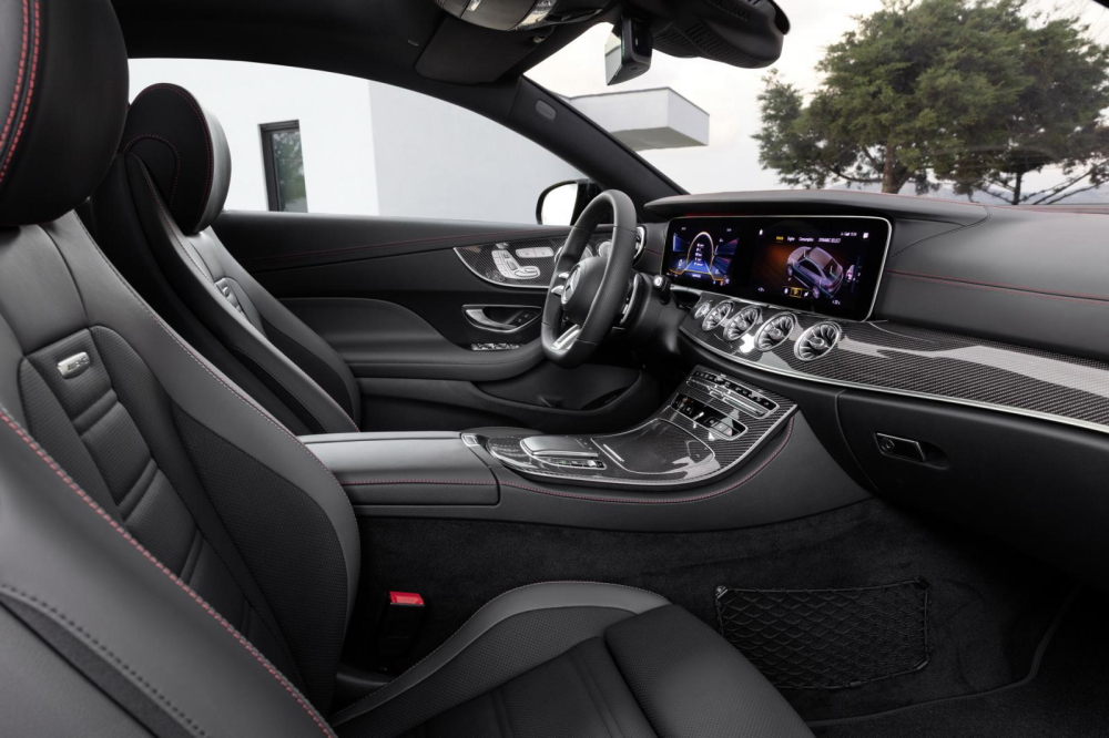 Phiên bản thể thao 2 cửa E-Class 2021 được trang bị ghế lái thông minh giúp tối ưu hóa tư thế ngồi dựa vào chiều cao của người lái Phiên bản thể thao 2 cửa E-Class 2021 được trang bị ghế lái thông minh giúp tối ưu hóa tư thế ngồi dựa vào chiều cao của người lái