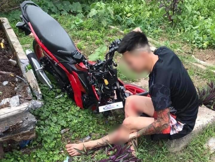 1 trong 2 thanh niên di chuyển trên chiếc xe côn tay tông vào em học sinh lớp 2 chạy xe đạp 1 trong 2 thanh niên di chuyển trên chiếc xe côn tay tông vào em học sinh lớp 2 chạy xe đạp