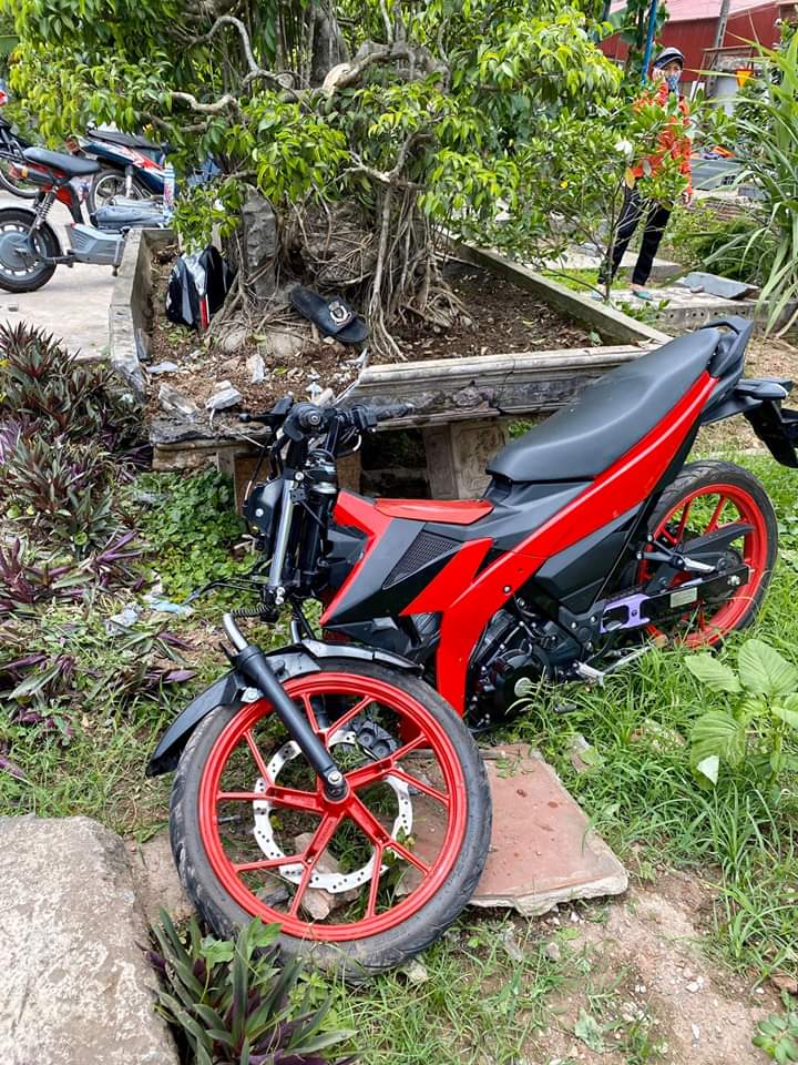 Còn đây là thiệt hại của chiếc xe máy khi tông vào xe đạp của em học sinh lớp 2 Còn đây là thiệt hại của chiếc xe máy khi tông vào xe đạp của em học sinh lớp 2