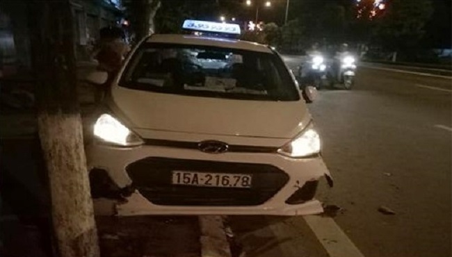 Chiếc taxi tại hiện trường vụ tai nạn Chiếc taxi tại hiện trường vụ tai nạn