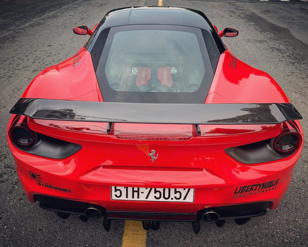 Vẻ đẹp của siêu xe Ferrari 488 GTB độ Liberty Walk độc nhất Việt Nam mới thay áo sang màu đỏ Vẻ đẹp của siêu xe Ferrari 488 GTB độ Liberty Walk độc nhất Việt Nam mới thay áo sang màu đỏ