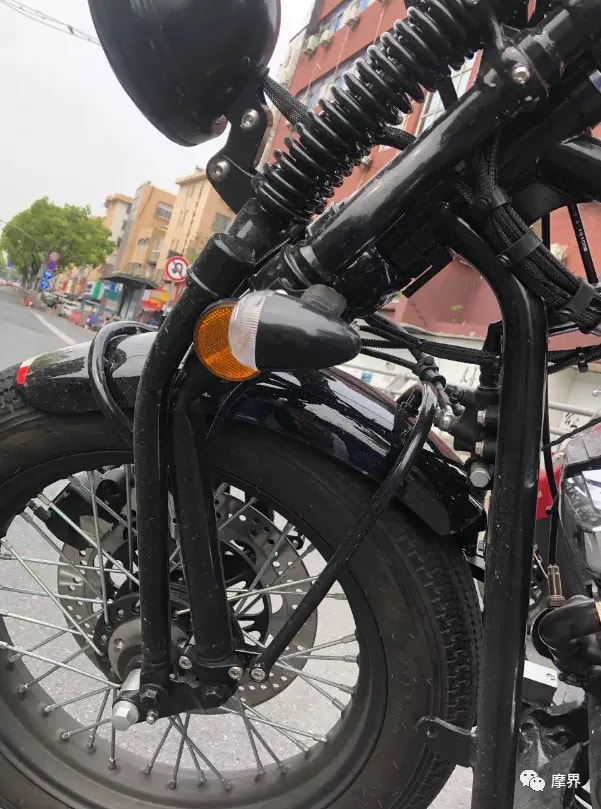 Chỉ vấp vào ổ gà nhỏ, xe mô tô Trung Quốc khiến biker "sấp mặt"