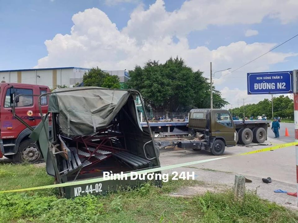Thùng sau của chiếc xe tải quân sự văng ra khỏi khung Thùng sau của chiếc xe tải quân sự văng ra khỏi khung