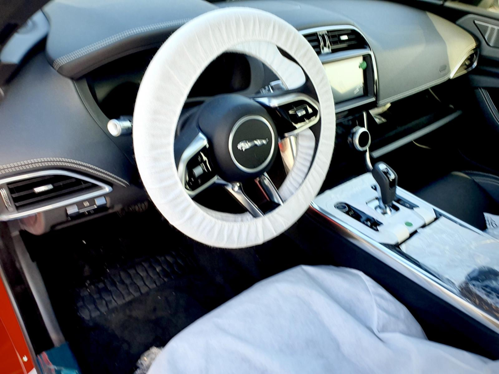 Nội thất mang hơi hướng thể thao và sang trọng của Jaguar XE 2020.