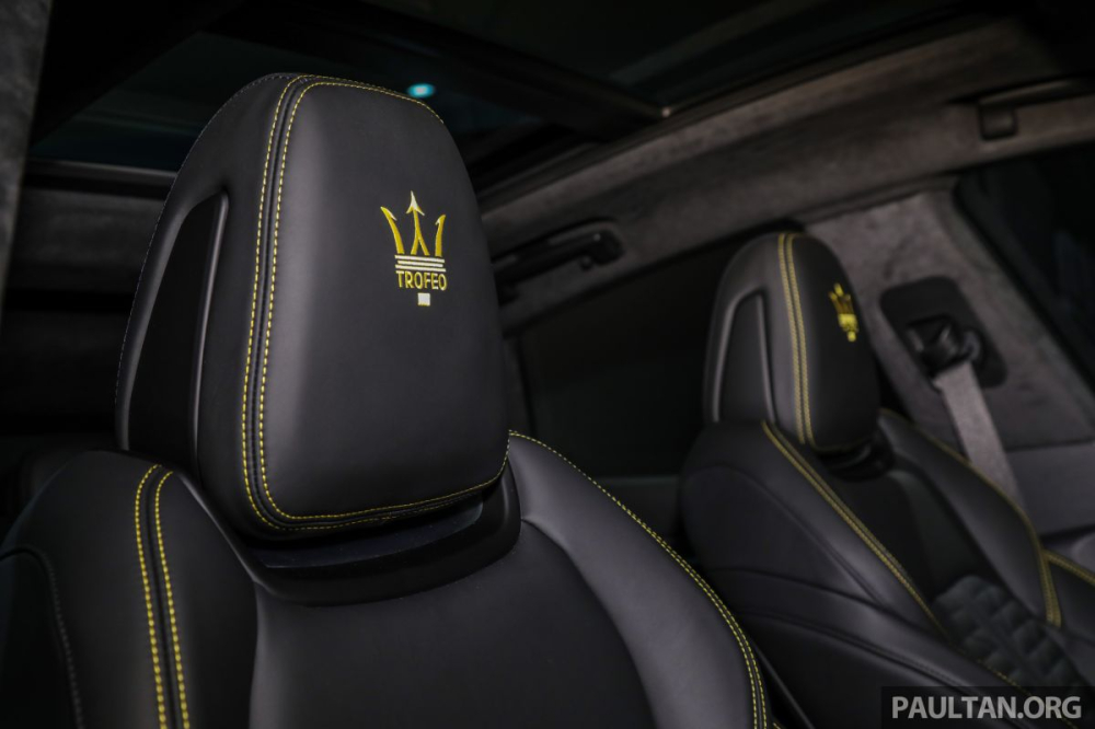 Chỉ may màu vàng và logo Trofeo cũng màu vàng do chiếc SUV hạng sang Maserati Levante Trofeo Launch Edition này có màu sơn Giallo Modenese.