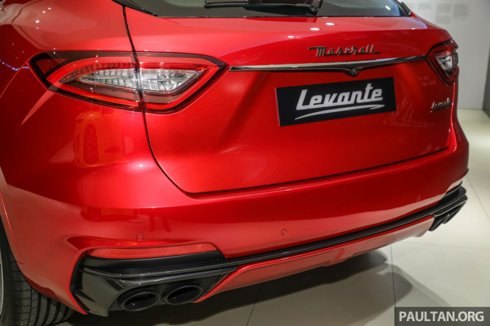 Ốp đuôi xe và viền quanh ống xả nhưng đặc biệt nhất là nắp capô được thiết kế riêng rất độc đáo. 