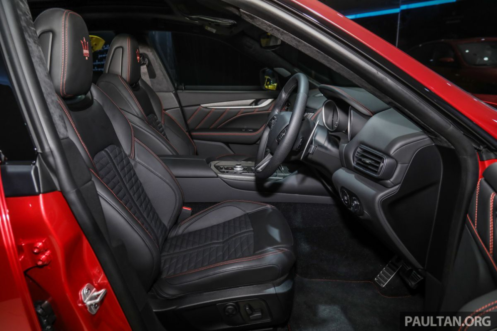 Bên trong khoang lái của Maserati Levante Trofeo Launch Edition có ghế ngồi thể thao bọc da “Pieno Fiore” đi kèm với đường chỉ may màu đối lập và logo Trofeo thêu trên tựa đầu ghế ngồi đồng màu với ngoại thất. Nhiều chi tiết bên trong khoang lái như bệ cần số, phần ốp bảng táp-lô hay thành cửa bằng sợi carbon.