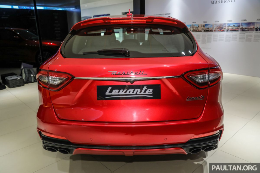  Phiên bản giới hạn Maserati Levante Trofeo Launch Edition không chỉ gây sự chú ý với nước sơn màu xanh mờ Blu Emozione Matte rất cá tính và độc đáo đã có một chiếc xuất hiện tại Việt Nam mà còn có 2 bộ áo độc quyền khác là đỏ Rosso Magma