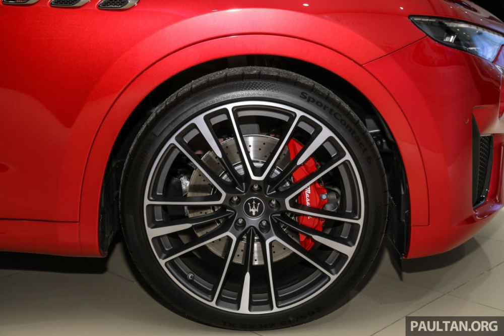  Để tương xứng với ngoại hình có nhiều sự nâng cấp đáng giá, Maserati Levante Trofeo Launch Edition còn sử dụng bộ vành Orione kích thước 22 inch sơn mờ hoặc màu đen bóng tuỳ theo lựa chọn của khách hàng. Đi cùng bộ mâm này là các kẹp phanh có màu vàng, xanh hoặc đỏ tương ứng với ngoại thất xe. Nếu không thích tông xuyệt tông ngoại thất, các khách hàng có thể lựa chọn kẹp phanh màu bạc. 