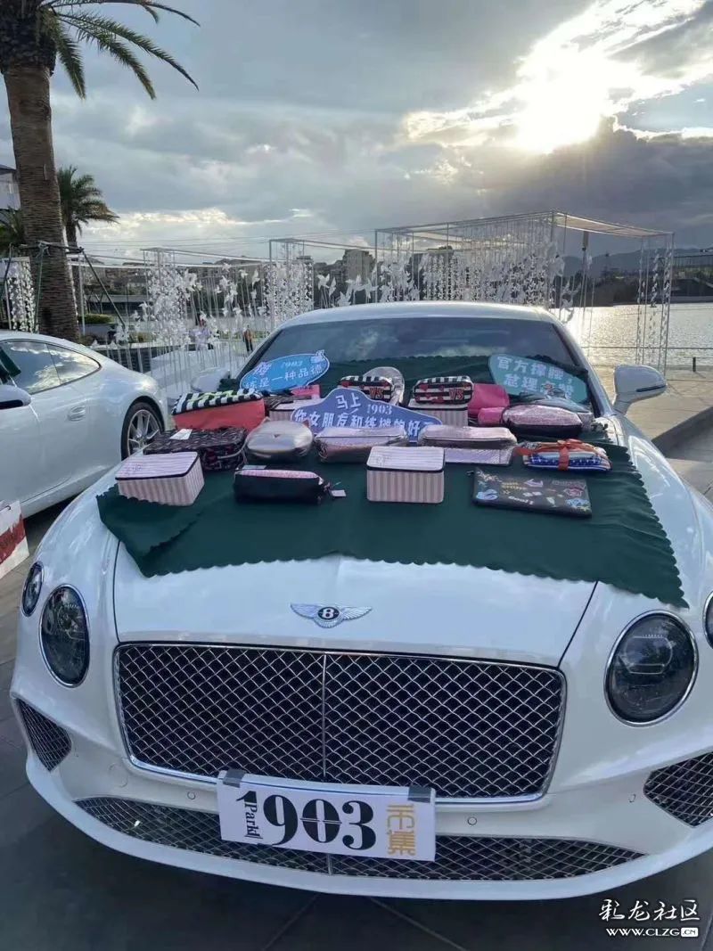 Một chiếc Bentley Continental GT bày bán phụ kiện